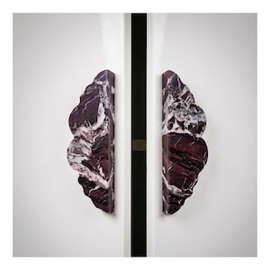 Peut inclure: Panneau en bois rustique avec l'inscription "Welcome to our porch" en lettres blanches. Le panneau présente une finition vieillie et un design simple et accueillant, idéal pour la décoration extérieure.