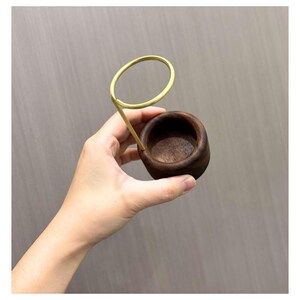 K&ouml;nnte beinhalten: Rustikales Holzschild mit dem Text "Welcome to our home" in handschriftlichem Stil. Das Schild hat eine Used-Optik und ein schlichtes, einladendes Design, perfekt f&uuml;r eine Veranda oder einen Eingangsbereich.