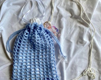 Bałagan w torbie z siatki – wzór na torbę typu sling dla początkujących