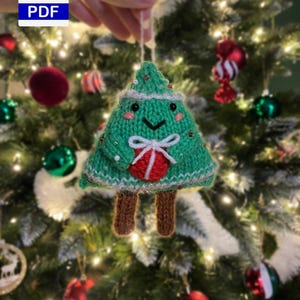 Tiny Sweet Christmas Tree – DIY Knitting Pattern for knitted ornament hanging toy with garland