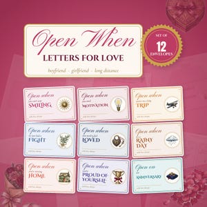 Może przedstawiać: Zestaw 12 kopert zatytułowany Open When Letters for Love. Karty zawierają różne hasła, takie jak Open when you can't stop SMILING, need MOTIVATION, are on a long TRIP, had a FIGHT, need to feel LOVED, it's a RAINY DAY, missing HOME, are PROUD OF YOURSELF lub on our ANNIVERSARY.