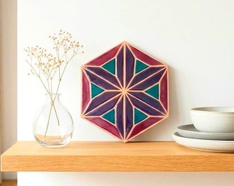 Piastrella esagonale realizzata a mano con motivo floreale geometrico | Decorazione murale in stile boho giapponese | Ceramica fatta a mano 18x16 cm