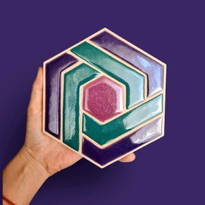 Hexagonal keramisk platta – Geometrisk kakelkonst Lila & Blågrön – Unikt handmålat verk – Boho Zen-dekor – Handgjord keramisk platta