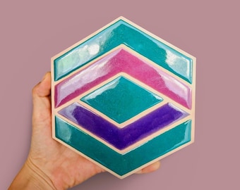 Moderne geometrische Fliesenkunst · Handbemalte sechseckige Keramikfliesen · Wanddekoration in Rosa, Türkis und Lila