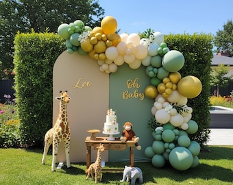Kit de arco de globos con temática de jungla, decoración DIY en tonos verde salvia, dorado y crema terroso.