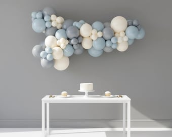 Kit de guirlanda de balões em tons de azul acinzentado e creme, para decoração de chá de bebê ou aniversário com estilo boho.