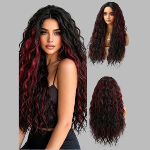 Pode incluir: Uma peruca longa e ondulada com uma mistura de preto profundo e reflexos vermelhos vibrantes. O cabelo tem uma aparência volumosa e texturizada com uma risca ao meio. A peruca é exibida numa cabeça de manequim de frente e de costas.