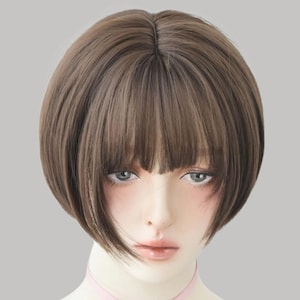 Puede incluir: Peluca corta marrón con flequillo y capas laterales. La peluca está peinada en un corte bob y tiene una línea de cabello de aspecto natural. El color del cabello es una mezcla de marrón y reflejos castaños claros. La peluca está diseñada para verse realista.