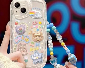 Funda de TPU con dije BearHug: cubierta suave y transparente con detalle de oso 3D y cordón desmontable