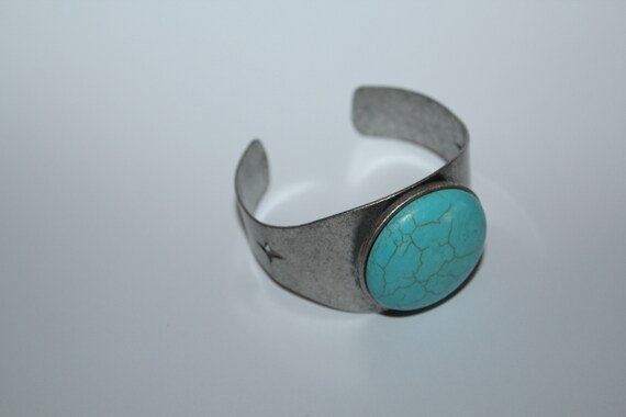アンティークシルバーカフブレスレット：ターコイズセンターストーン