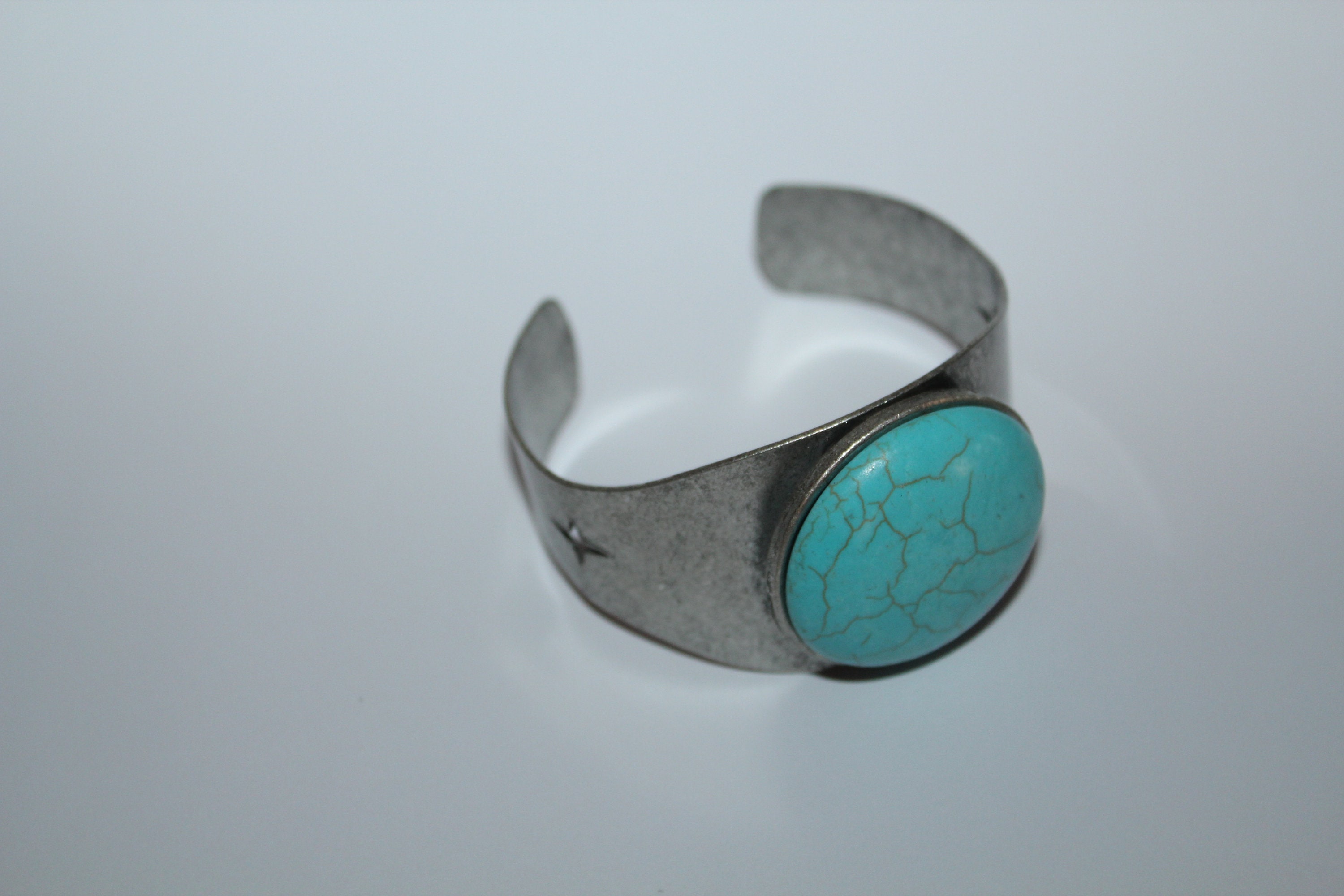 アンティークシルバーカフブレスレット：ターコイズセンターストーン