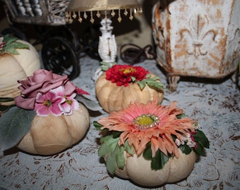 Handgemaakte Shabby Chic-pompoenen: Thanksgiving-tafeldecor