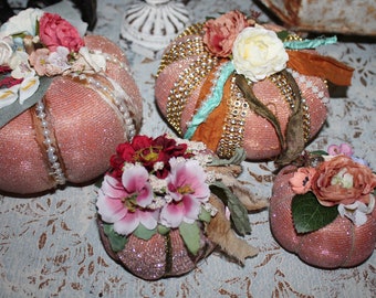 Handgemaakte Shabby Chic-pompoenen: Thanksgiving-tafeldecor