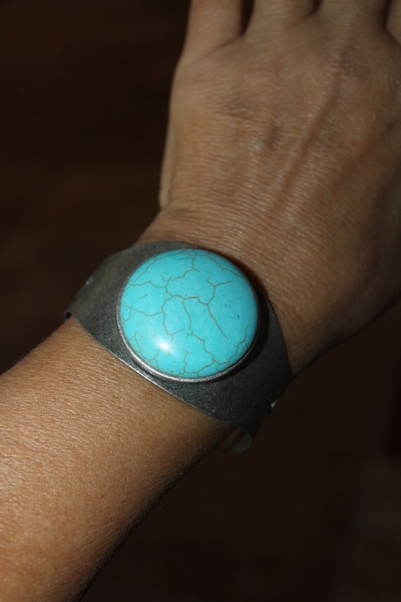アンティークシルバーカフブレスレット：ターコイズセンターストーン