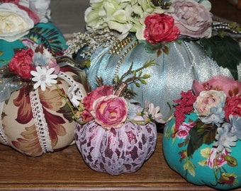 Handgemaakte Shabby Chic-pompoenen: Thanksgiving-tafeldecor