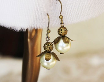 Pearl Earrings, bridal, bridesmaid, white pearls, off white pearls, wedding, bride