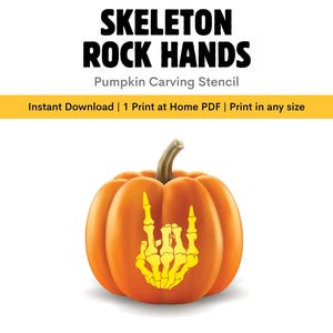 Op de afbeelding: Een oranje pompoen met een gele skelet hand ontwerp, met de vingers die een rock and roll gebaar vormen. De tekst "SKELETON ROCK HANDS" staat boven de pompoen en "Pumpkin Carving Stencil" eronder. De tekst "Instant Download | 1 Print at Home PDF | Print in any size" is ook aanwezig.