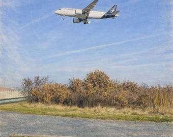 Lámina artística del aterrizaje de un avión en Frankfurt – Vista de un banco en la pista del aeropuerto (descarga digital)