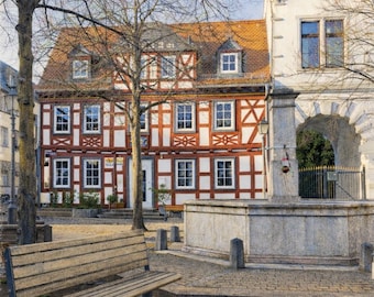 Impresión artística de arquitectura con estructura de madera de Idstein: banco histórico de la plaza del pueblo, descarga digital