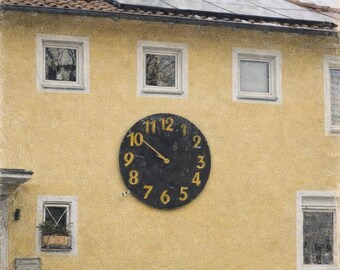 Reloj de pared de Frankfurt: Impresión artística arquitectónica: Fachada amarilla con escena invernal, descarga digital