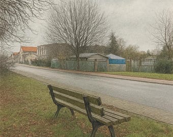 Impresión artística de un banco en una calle tranquila de Niederdorfelden: escena de un pueblo nublado, descarga digital