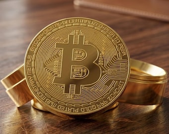 4‑Layer Bitcoin Gold Coin Grinder – Carved Zinc Alloy Metal, Durable Herb & Spice Crusher, Unique Collector’s Gift Desktop Ornament