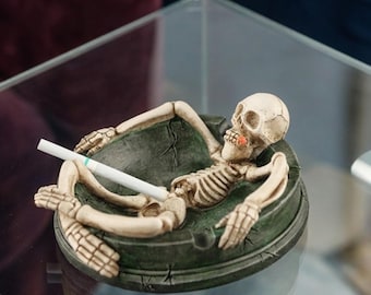 Skull Resin Ashtray – Durable Desktop Halloween Craft & Gothic Home Ornament, Handmade Resin Art Tray for Smoking Spooky Decor