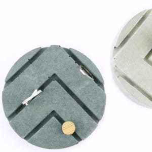 Ring Organiser Tray, Upwards Ring Display Stand Made From Concrete, Minimal Jewellery Riser with Arrow Lines, Retail Holder or Photo Prop