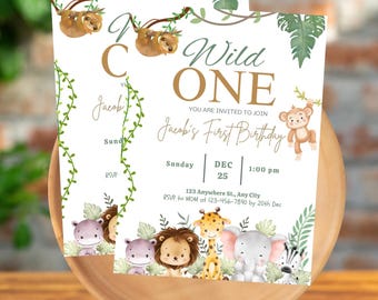 Pode incluir: Dois convites para uma festa de primeiro aniversário com tema de selva. Os convites apresentam o texto "Wild One" e "Jacob's First Birthday". O design inclui ilustrações de bichos-preguiça, macacos e vários animais da selva, com detalhes de folhagem verde.