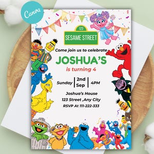 Pu&ograve; includere: Un colorato invito di compleanno a tema Sesame Street. Il design presenta vari personaggi, il testo "JOSHUA'S is turning 4" e i dettagli dell'evento. L'invito &egrave; decorato con coriandoli e uno striscione.