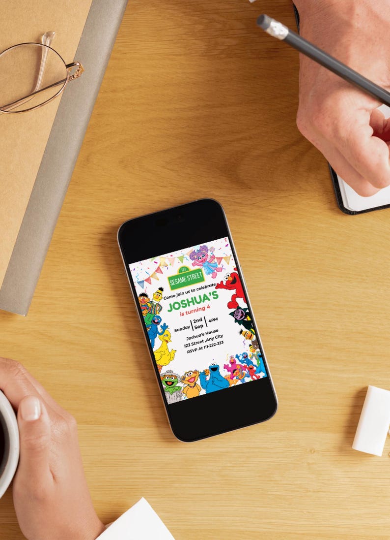 Pu&ograve; includere: Uno smartphone mostra un colorato invito di compleanno di Sesame Street. L'invito recita "Joshua's is turning 4". Il telefono &egrave; su una superficie di legno. Una mano tiene una matita e l'altra una tazza.