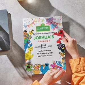 Pu&ograve; includere: Un colorato invito per la festa di compleanno di Sesame Street con vari personaggi. L'invito recita "Unisciti a noi per festeggiare i 4 anni di Joshua" con data e ora. Il design include uno striscione con il logo di Sesame Street.