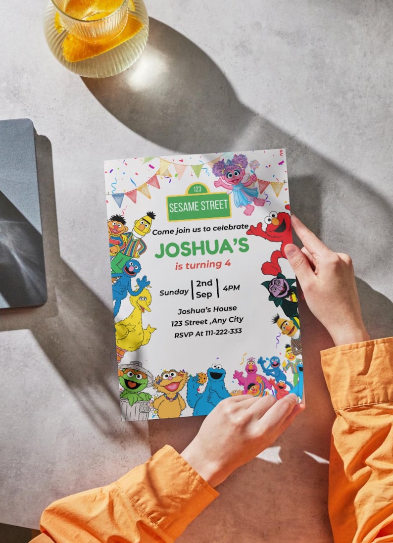 Pu&ograve; includere: Un colorato invito per la festa di compleanno di Sesame Street con vari personaggi. L'invito recita "Unisciti a noi per festeggiare i 4 anni di Joshua" con data e ora. Il design include uno striscione con il logo di Sesame Street.