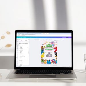 Pu&ograve; includere: Un laptop mostra un colorato invito di compleanno a tema Sesame Street. L'invito presenta vari personaggi di Sesame Street, il testo "JOSHUA'S is turning 4" e i dettagli della festa. Il laptop &egrave; su una superficie bianca.