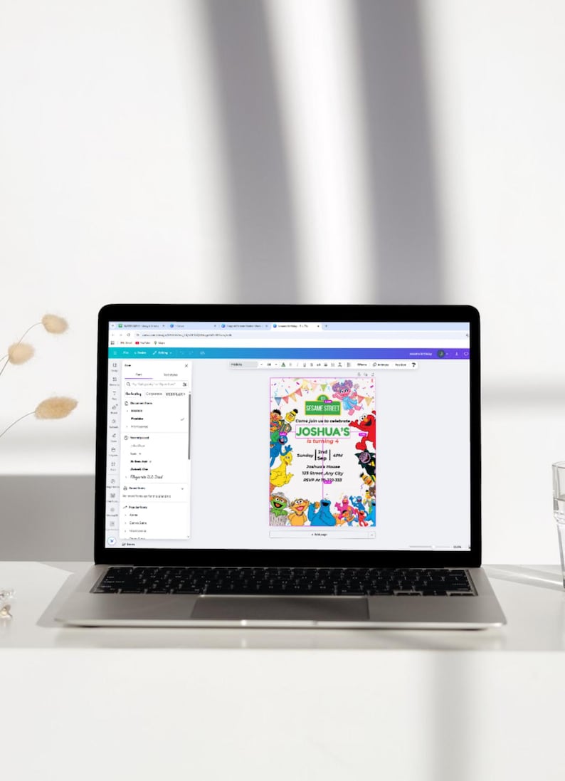 Pu&ograve; includere: Un laptop mostra un colorato invito di compleanno a tema Sesame Street. L'invito presenta vari personaggi di Sesame Street, il testo "JOSHUA'S is turning 4" e i dettagli della festa. Il laptop &egrave; su una superficie bianca.