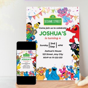 Pu&ograve; includere: Un invito di compleanno a tema Sesame Street con il testo "JOSHUA compie 4 anni". L'invito presenta personaggi colorati di Sesame Street e la scritta "EDITABLE IN CANVA". Uno smartphone mostra lo stesso invito.