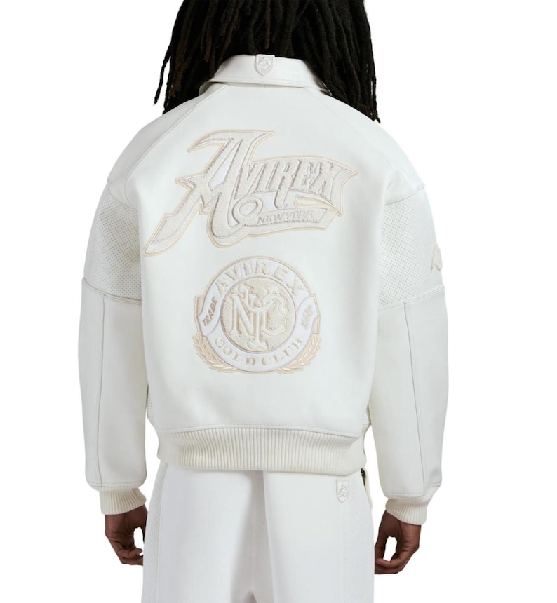 Puede incluir: Chaqueta bomber color crema con el logo Avirex New York bordado en la espalda. La chaqueta tiene cuello, pu&ntilde;os y dobladillo de canal&eacute;, y un parche circular debajo del logo. Dise&ntilde;o cl&aacute;sico y deportivo.
