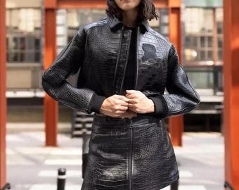 Chaqueta corta de cuero Avirex USA Icon para mujer, piel de vaca auténtica, chaqueta de cuero con textura de cocodrilo negra Avirex, conjunto de falda y atuendo de moda.