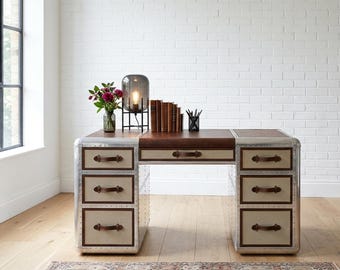 Escritorio ejecutivo Aviator, estación de trabajo industrial de aluminio y cuero, mobiliario de oficina vintage inspirado en la aviación.