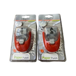 K&ouml;nnte beinhalten: Zwei Verpackungen mit Papierstanzern f&uuml;r Eheringe. Jede Verpackung ist orange und wei&szlig; mit dem Text "Wedding Range Paper Punch" und der Marke "tonic".