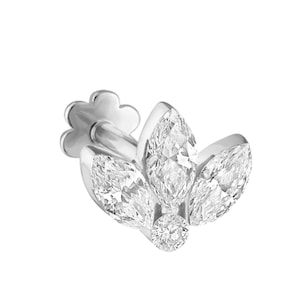 Puede incluir: Un pendiente de bot&oacute;n plateado con un dise&ntilde;o floral. El pendiente tiene tres piedras preciosas transparentes con corte marquesa dispuestas en forma de p&eacute;talo, con una piedra redonda m&aacute;s peque&ntilde;a en el centro. El poste tiene un respaldo en forma de flor.