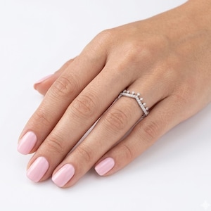Junon Moissanite Round Diamond Stylish Band – 925 Sterling Silver Curved Minimalist Stackable Wedding Ring