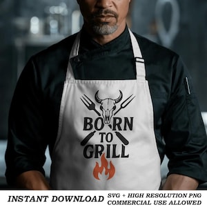 Może przedstawiać: Biały fartuch z czarnym napisem "BORN TO GRILL", przedstawiający czaszkę byka, skrzyżowane widelce i grafikę płomienia. Fartuch jest noszony przez osobę w czarnym płaszczu szefa kuchni.