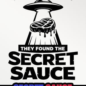 Puede incluir: Gráfico en blanco y negro con el texto "AREA 51" encima de un OVNI que ilumina un filete, con las palabras "THEY FOUND THE SECRET SAUCE" debajo. Las palabras "SECRET SAUCE" están en rojo y azul.