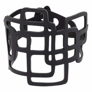 Geometrisches Armband aus recyceltem Kautschuk