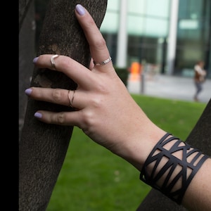 Upcycle Wabe Recycled Rubber Armband Eco Manschette