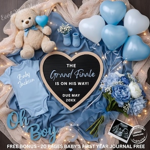 Peut inclure: Une scène d'annonce de bébé avec un body bleu clair avec l'inscription "Baby Jackson", un ours en peluche et des ballons en forme de cœur. Un panneau noir en forme de cœur indique "The Grand Finale is on his way!" et "Due May 20XX".