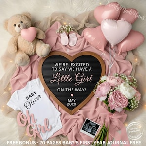 Puede incluir: Anuncio de embarazo con un oso de peluche, globos rosas en forma de corazón y un ramo de flores. Un letrero dice: "¡Estamos emocionados de decir que esperamos una niña!" con el nombre del bebé y la fecha prevista.