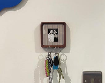 Llavero con marco de fotos de nogal