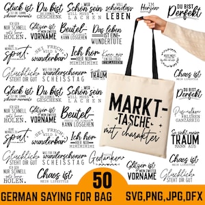 Op de afbeelding: Een beige draagtas met zwarte handvatten en de zwarte tekst "MARKT-TASCHE mit charakter". De tas wordt door een persoon vastgehouden. Verschillende Duitse zinnen in het zwart omringen de tas.